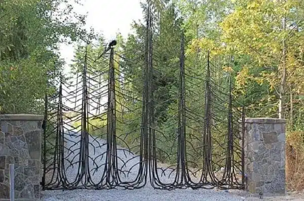 7 Ideias para Decorar a Entrada de Chácara 20 Portão em formato de pinheiro na entrada de chácara.