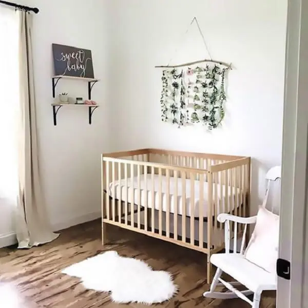 7 Ideias para Decorar um Quarto Simples 10 Tapete pequeno e parede com tecido compõem a decoração do quarto de bebê simples