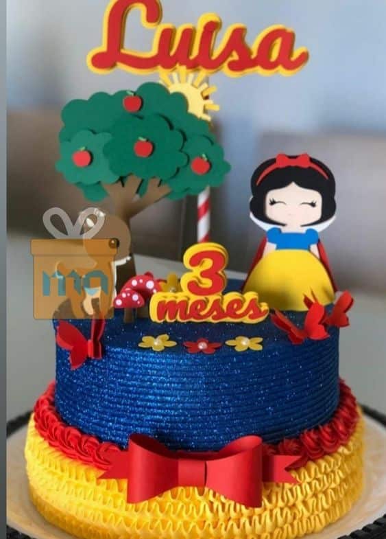 11 Ideias de Bolo de Branca de Neve para Festas Inesquecíveis 1 Bolo com chantininho e decoração elaborada para uma festa infantil.