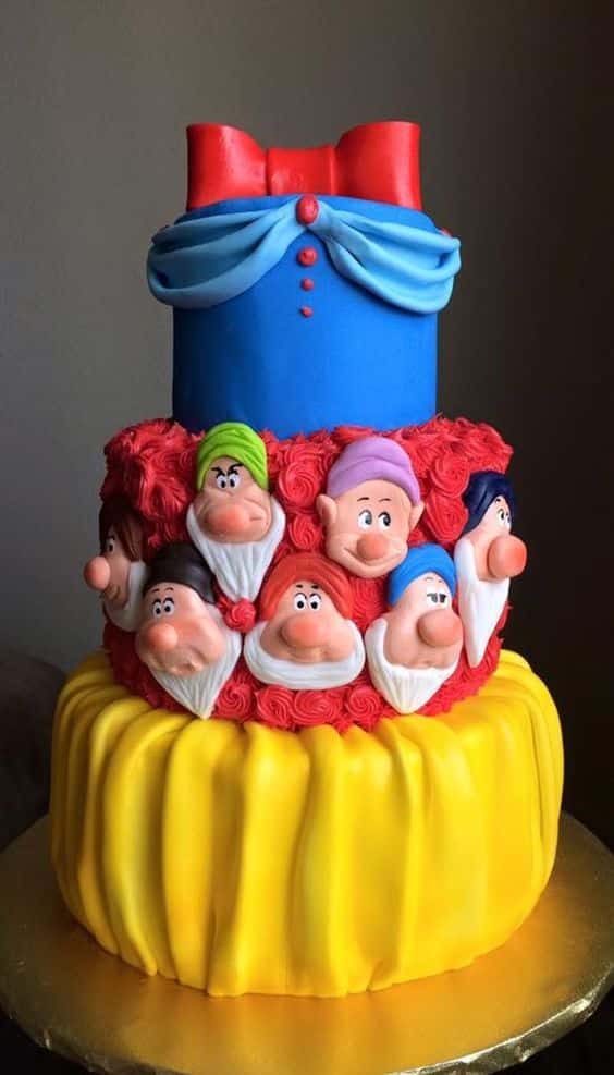 11 Ideias de Bolo de Branca de Neve para Festas Inesquecíveis 11 Bolo conceitual com referências ao conto de fadas sem a princesa, elementos bem selecionados.