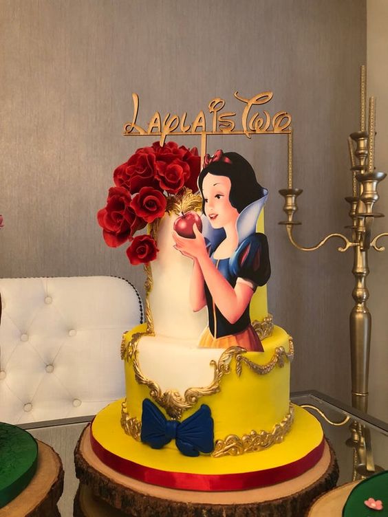 11 Ideias de Bolo de Branca de Neve para Festas Inesquecíveis 13 Bolo sofisticado com elementos minimalistas, detalhes provençais e nome em fonte Disney.
