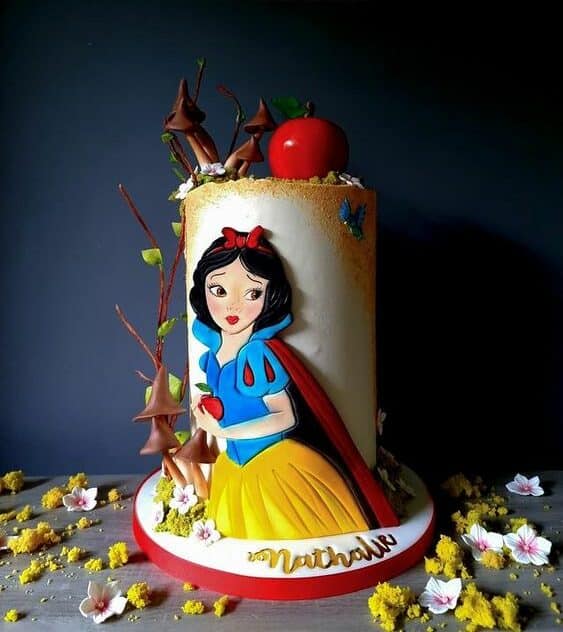 11 Ideias de Bolo de Branca de Neve para Festas Inesquecíveis 14 Bolo com Branca de Neve de pasta americana e árvore detalhada, cogumelos, musgo e maçã envenenada.