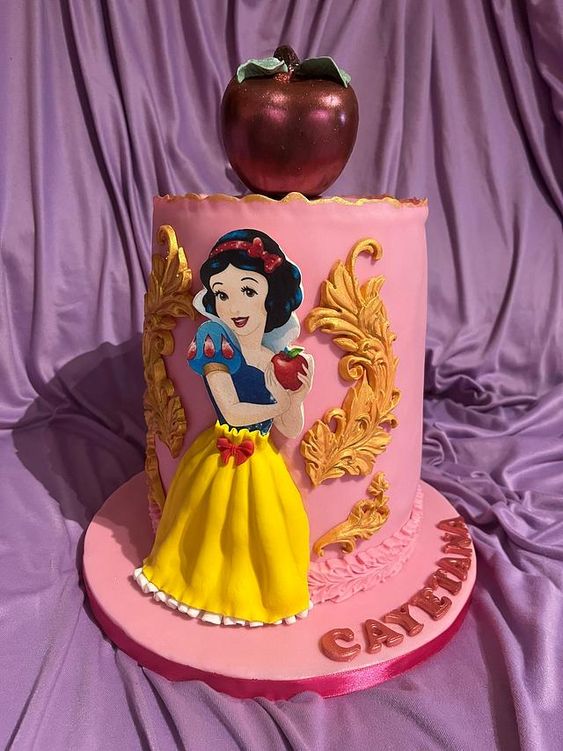 11 Ideias de Bolo de Branca de Neve para Festas Inesquecíveis 15 Bolo cor de rosa com pasta americana, detalhes do desenho e foto da Branca de Neve.