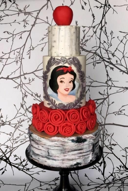 11 Ideias de Bolo de Branca de Neve para Festas Inesquecíveis 16 Bolo com decoração mais dark focada nas cores vermelha e preta, elementos da maçã envenenada e princesa.