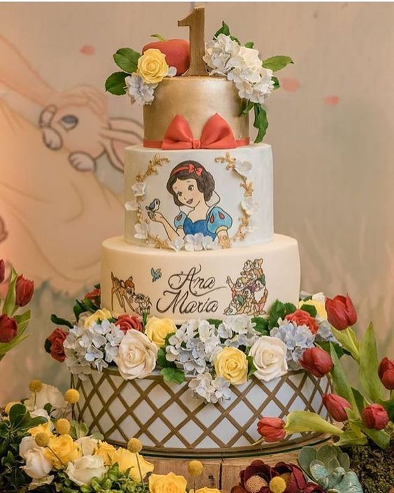 11 Ideias de Bolo de Branca de Neve para Festas Inesquecíveis 18 Bolo delicado em tons pastéis com pinturas manuais e camadas encantadoras.