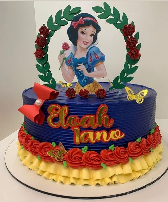 11 Ideias de Bolo de Branca de Neve para Festas Inesquecíveis 2 Bolo com cores bem trabalhadas e plaquinhas personalizadas, destacando a Branca de Neve.