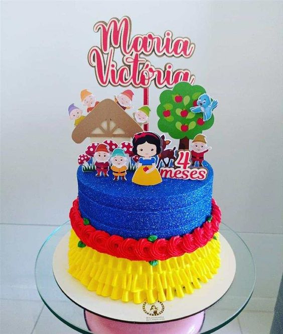 11 Ideias de Bolo de Branca de Neve para Festas Inesquecíveis 3 Bolo com tema Branca de Neve baby, plaquinhas personalizadas e elementos fofos.