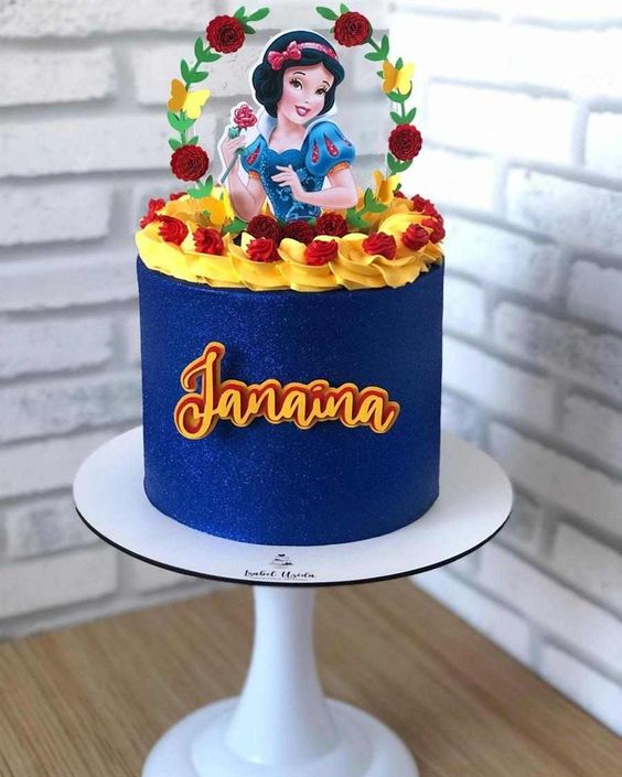 11 Ideias de Bolo de Branca de Neve para Festas Inesquecíveis 4 Bolo simples com decoração de chantilly, glitter, flores e plaquinhas personalizadas.