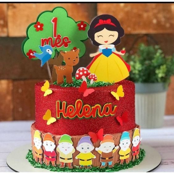 11 Ideias de Bolo de Branca de Neve para Festas Inesquecíveis 5 Bolo com vermelho como cor principal e os anões na base.