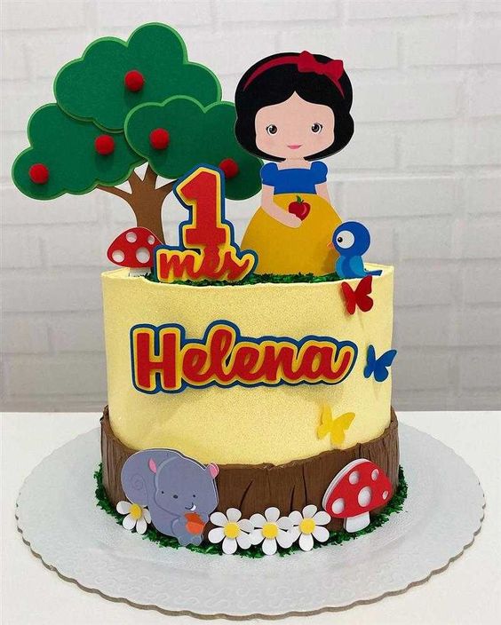 11 Ideias de Bolo de Branca de Neve para Festas Inesquecíveis 6 Bolo com amarelo como cor principal, permitindo destaque dos elementos.
