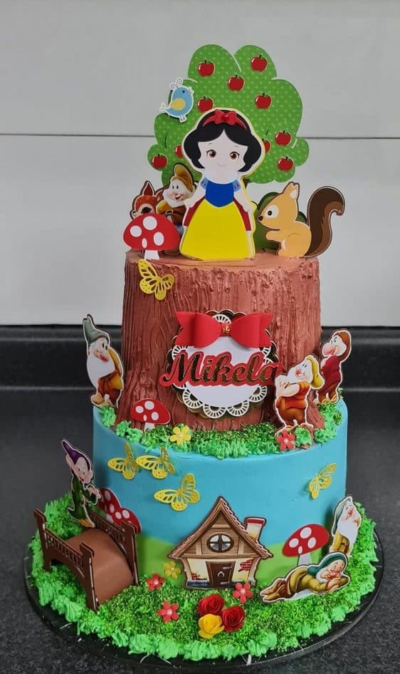 11 Ideias de Bolo de Branca de Neve para Festas Inesquecíveis 8 Bolo de dois andares temático da floresta encantada da Branca de Neve baby, lúdico e detalhado.