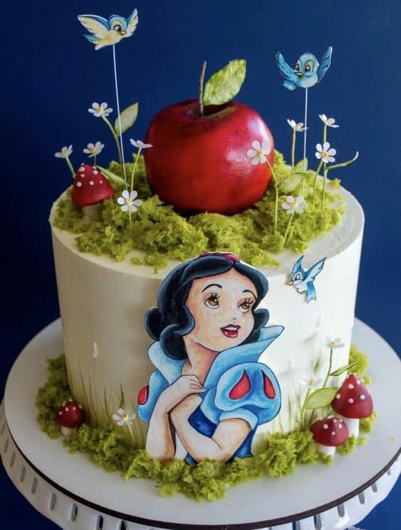 11 Ideias de Bolo de Branca de Neve para Festas Inesquecíveis 9 Bolo adequado para jovens e adolescentes; cores neutras e elementos realistas do conto.