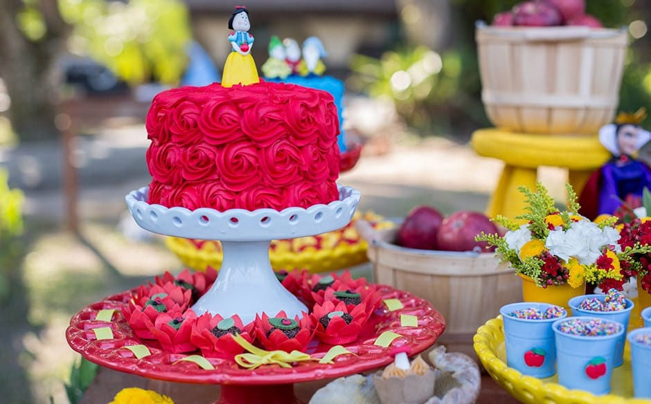 11 Ideias de Bolo de Branca de Neve para Festas Inesquecíveis 17 Bolo desconstruído com vários pequenos bolos representando os personagens.
