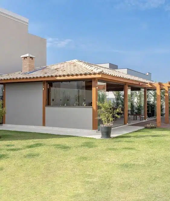 10 Ideias de Casas com Alpendre para se Inspirar e Construir a Sua 4 Casa com alpendre na fachada, destacando a parte frontal da residência.