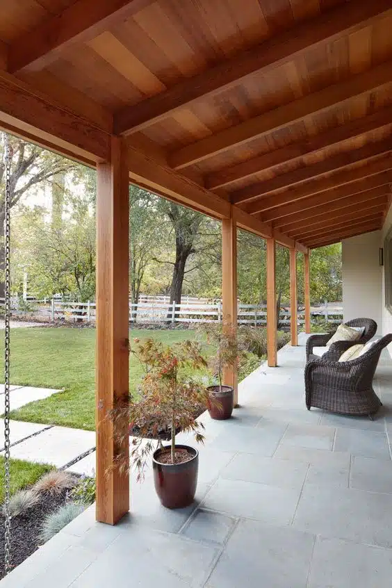 10 Ideias de Casas com Alpendre para se Inspirar e Construir a Sua 8 Uso da madeira no alpendre, oferecendo resistência, durabilidade e beleza.