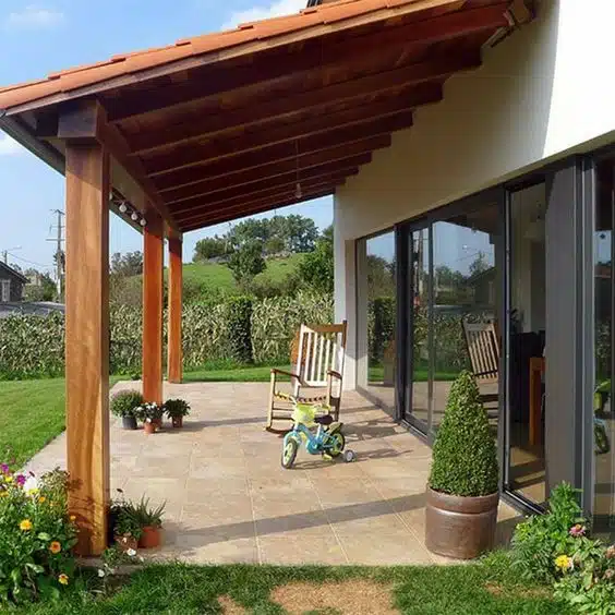 10 Ideias de Casas com Alpendre para se Inspirar e Construir a Sua 9 Proteção da madeira com verniz para resistir a eventos naturais como chuva e ventos fortes.