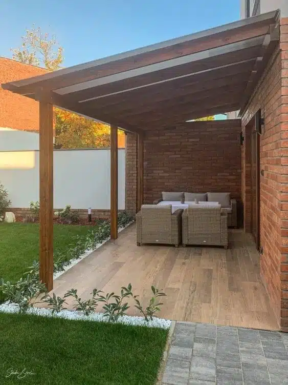 10 Ideias de Casas com Alpendre para se Inspirar e Construir a Sua 10 Aplicação de verniz para proteger a madeira e garantir maior durabilidade para o alpendre.