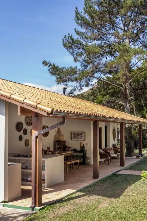 10 Ideias de Casas com Alpendre para se Inspirar e Construir a Sua 11 Proteção do alpendre contra cupins, evitando danos estruturais na madeira.