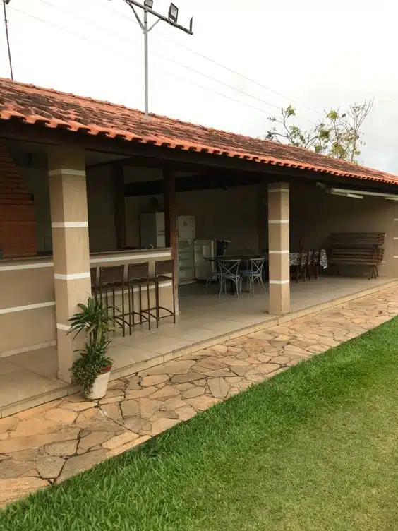 10 Ideias de Casas com Alpendre para se Inspirar e Construir a Sua 12 Alpendre sendo utilizado como área gourmet para churrascos e outras atividades de lazer.