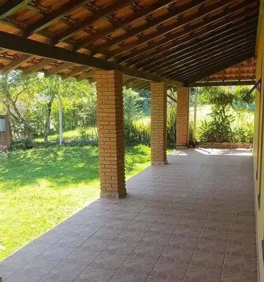 10 Ideias de Casas com Alpendre para se Inspirar e Construir a Sua 13 Alpendre aproveitado como estrutura da casa sem necessidade de criar novo espaço.