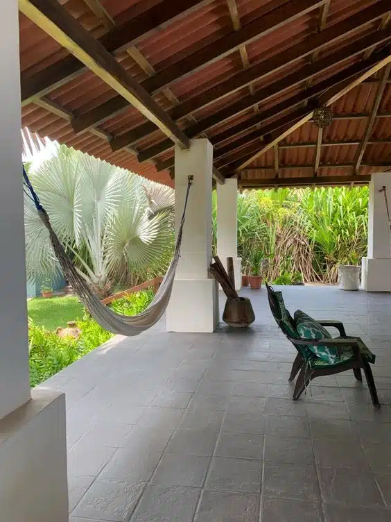 10 Ideias de Casas com Alpendre para se Inspirar e Construir a Sua 15 Cobertura do alpendre com telhas, oferecendo um acabamento clássico e bonito.
