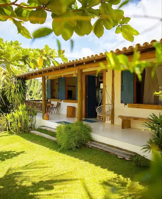 10 Ideias de Casas com Alpendre para se Inspirar e Construir a Sua 17 Tamanho variável do alpendre, permitindo melhor organização do espaço construído.