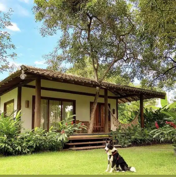 10 Ideias de Casas com Alpendre para se Inspirar e Construir a Sua 18 Alpendre com extensão similar a de um corredor, aumentando a funcionalidade do espaço.