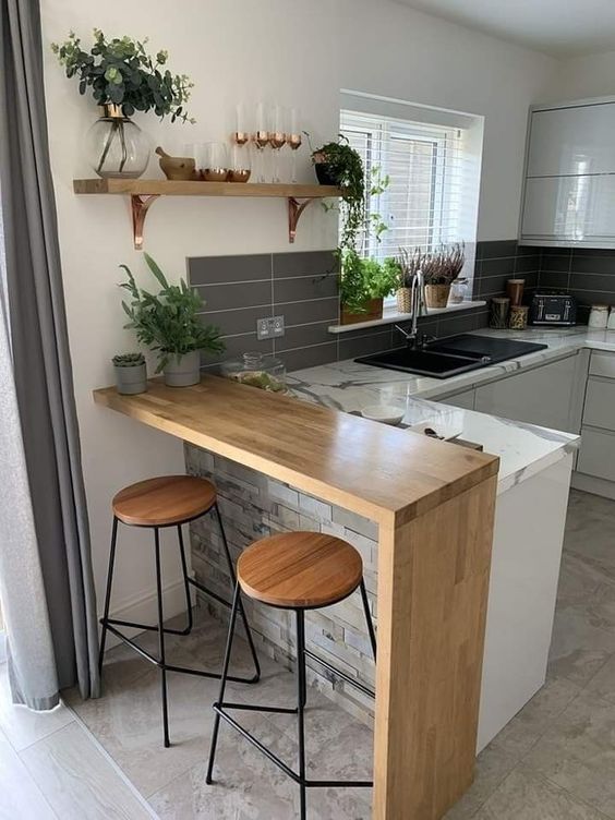 12 Ideias para Cozinha com Copa Integrada que Você Vai Amar 4 Bancada separada da pia criando um espaço estreito para alimentação.