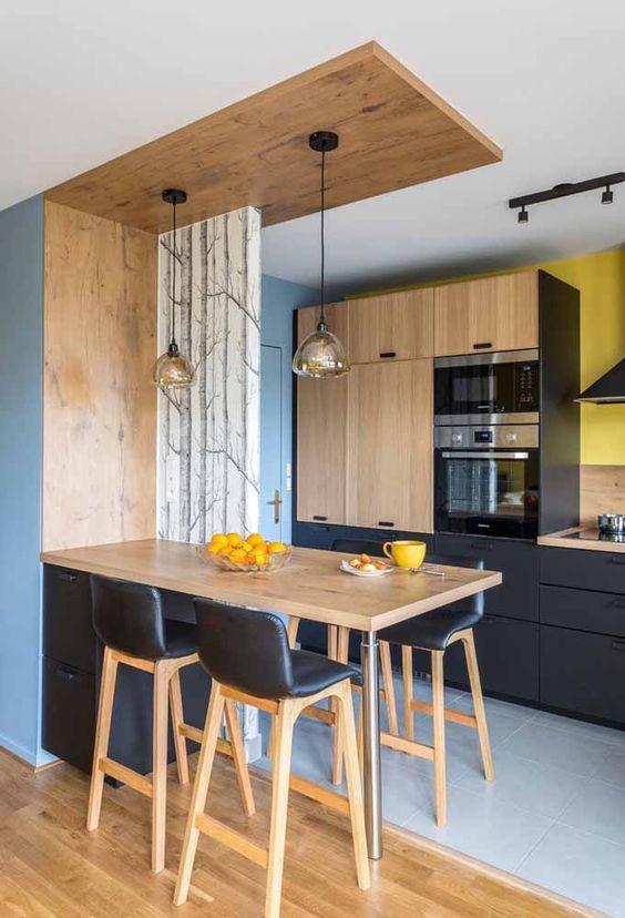 12 Ideias para Cozinha com Copa Integrada que Você Vai Amar 8 Cozinha focada no preparo de alimentos com utensílios domésticos.