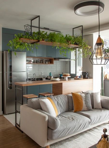 12 Ideias para Cozinha com Copa Integrada que Você Vai Amar 15 Conexão bem-feita entre cozinha, bancada de refeições e sofá.