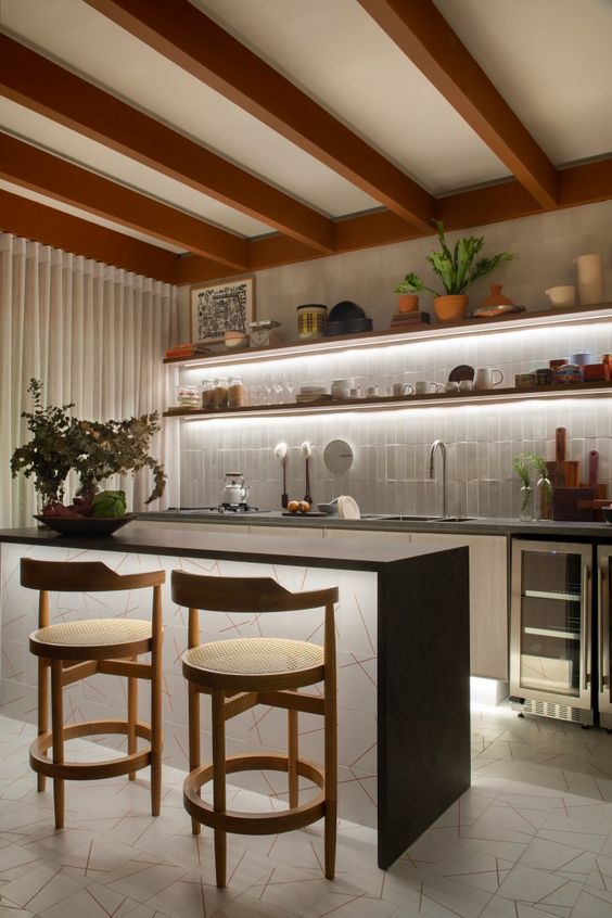12 Ideias para Cozinha com Copa Integrada que Você Vai Amar 18 Apostar em boa iluminação e prateleiras horizontais para visual amplo.