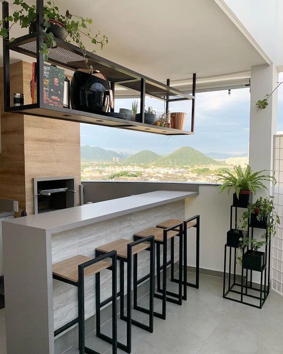12 Ideias para Cozinha com Copa Integrada que Você Vai Amar 19 Prateleiras suspensas para valorizar espaço na cozinha com copa.