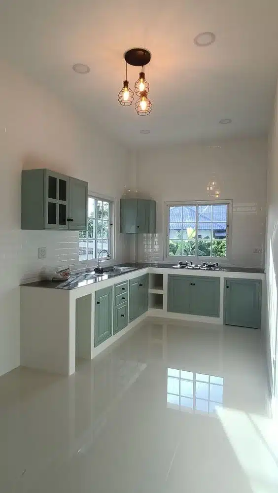 Cozinha clara em L com estrutura branca, portas verde-acinzentadas e nichos abertos