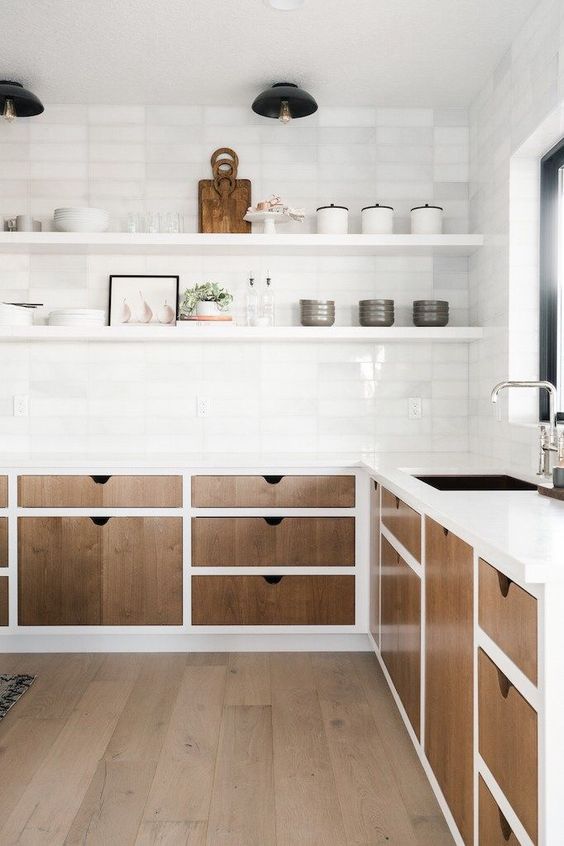 15 Ideias Inovadoras para Cozinha de Alvenaria 14 Imagem 14: Cozinha de alvenaria com prateleiras em vez de armários suspensos.