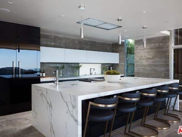 13 Ideias para Cozinhas de Luxo que Você Vai Amar 4 Uma longa bancada de mármore carrara é simplesmente apaixonante.