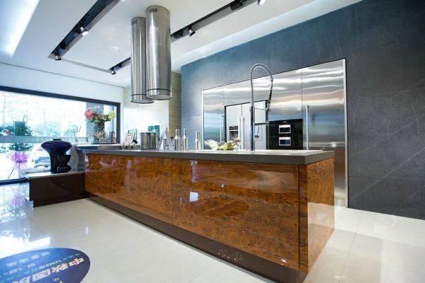 13 Ideias para Cozinhas de Luxo que Você Vai Amar 18 A bancada toda em pedra ilumina a cozinha!