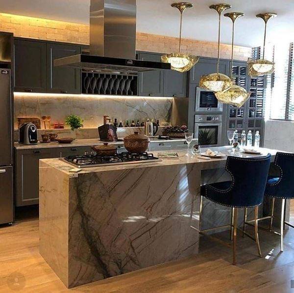 13 Ideias para Cozinhas de Luxo que Você Vai Amar 5 Cadeiras estofadas na bancada dão elegância à decoração.