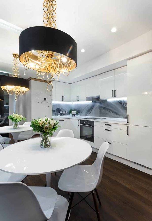 13 Ideias para Cozinhas de Luxo que Você Vai Amar 2 Lustres chamativos tomam conta do ambiente.