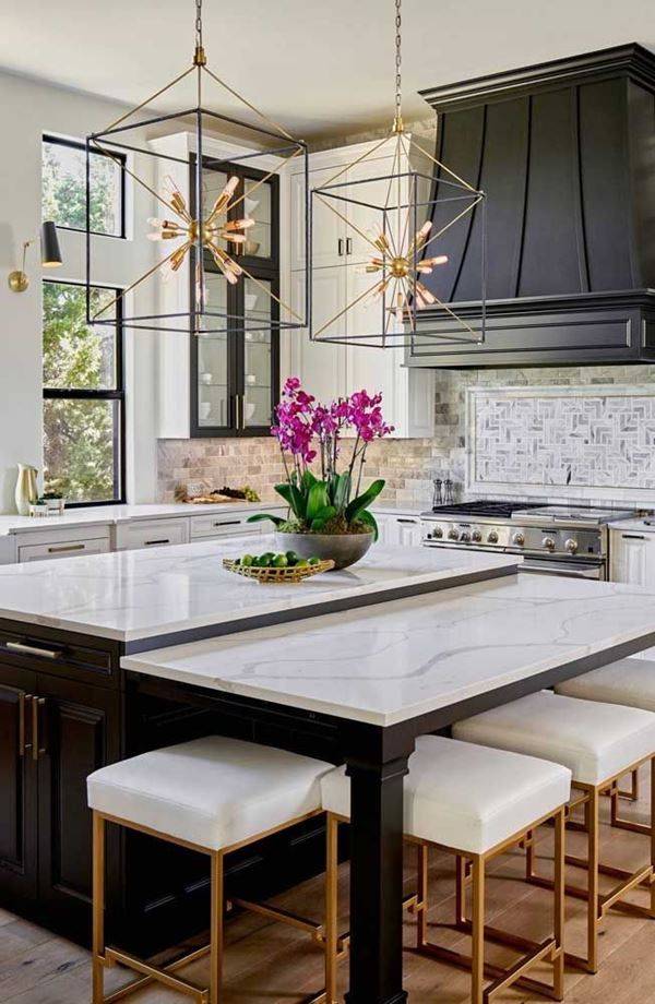 13 Ideias para Cozinhas de Luxo que Você Vai Amar 3 Formas geométricas modernizam essa cozinha ampla.