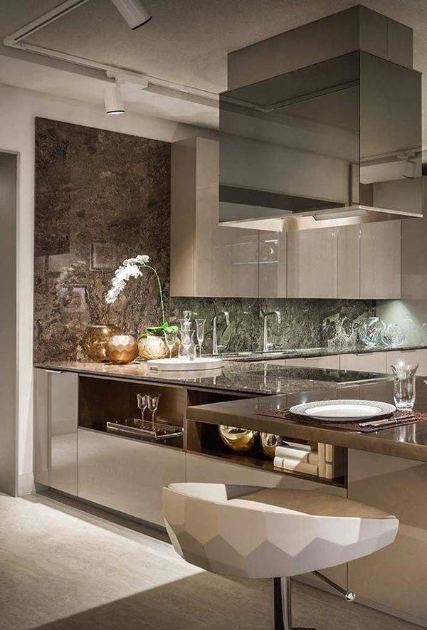13 Ideias para Cozinhas de Luxo que Você Vai Amar 10 A coifa espelhada é protagonista nessa cozinha.
