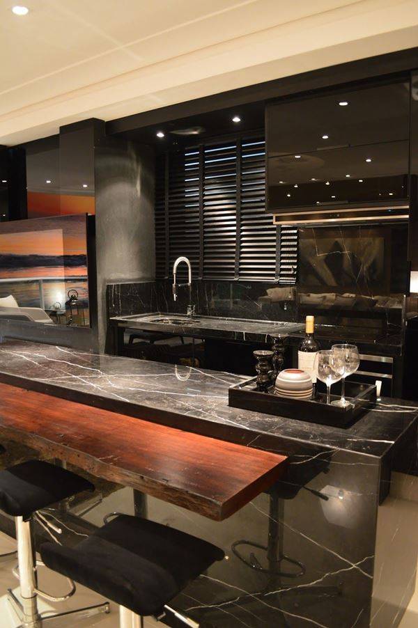 13 Ideias para Cozinhas de Luxo que Você Vai Amar 6 Essa peça de madeira natural se destaca no ambiente.