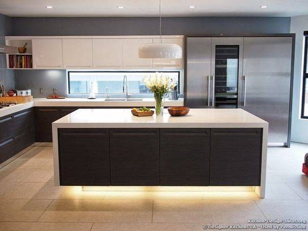 13 Ideias para Cozinhas de Luxo que Você Vai Amar 13 A ilha já é um item de luxo, com iluminação então, fica arrasadora.