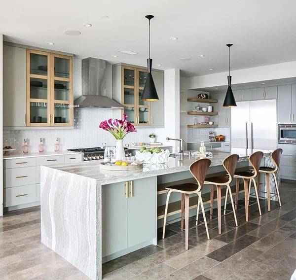 13 Ideias para Cozinhas de Luxo que Você Vai Amar 14 A combinação de diferentes tipos de madeira destaca o ambiente amplo.