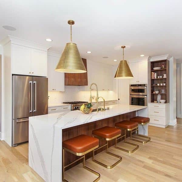 13 Ideias para Cozinhas de Luxo que Você Vai Amar 1 Começamos com destaques em dourado, total garantia de luxo.
