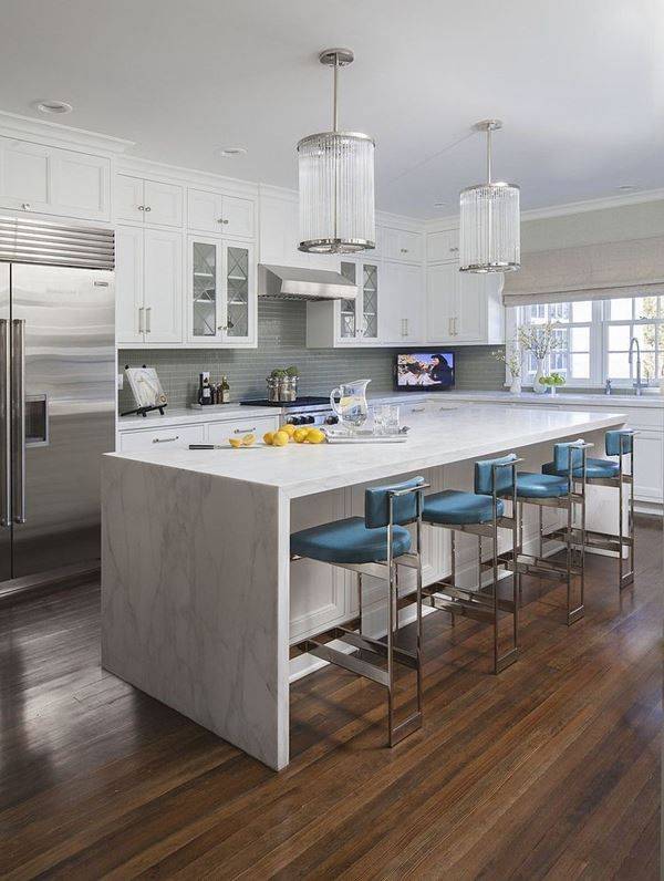 13 Ideias para Cozinhas de Luxo que Você Vai Amar 15 Destaque para o azul das cadeiras, complementou com perfeição essa cozinha de luxo!