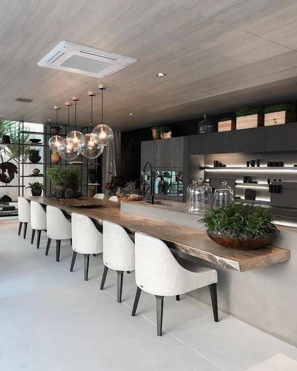 13 Ideias para Cozinhas de Luxo que Você Vai Amar 16 Uma longa mesa acoplada a bancada deixa tudo mais prático e elegante.