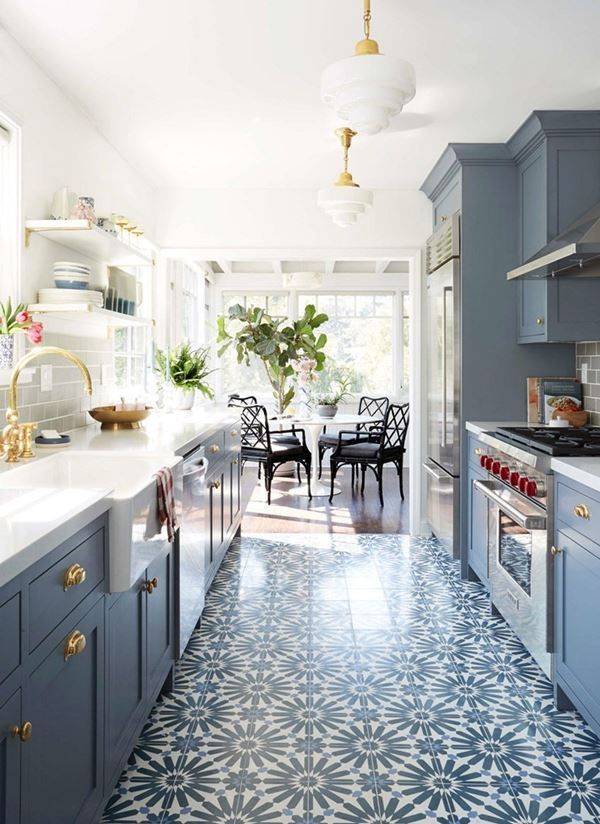 13 Ideias para Cozinhas de Luxo que Você Vai Amar 19 O azul Bali dá um toque retrô, deixando o ambiente agradável.