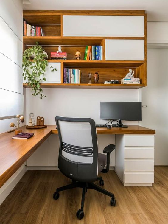 Escritório com Biblioteca: 25 exemplos para e crie um ambiente funcional e inspirador. Veja as sugestões! 3 Isso pode acontecer até mesmo em salas pequenas, onde armários podem ser instalados para a organização dos livros.