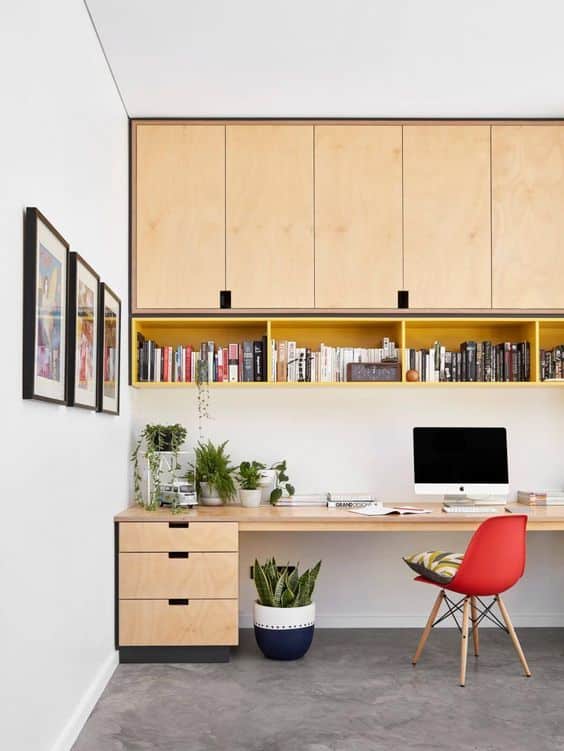 Escritório com Biblioteca: 25 exemplos para e crie um ambiente funcional e inspirador. Veja as sugestões! 5 Uma ótima opção para colocar em prática uma biblioteca associada ao seu escritório é inserir nichos abaixo do armário suspenso.