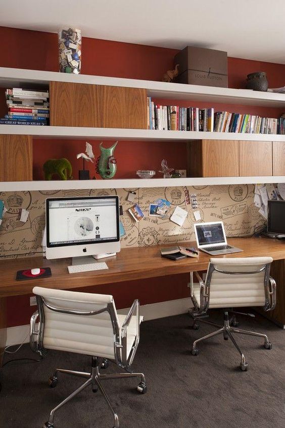 Escritório com Biblioteca: 25 exemplos para e crie um ambiente funcional e inspirador. Veja as sugestões! 6 Outra possibilidade, inclusive para quem busca praticidade e uma boa relação entre custo-benefício, é a instalação de prateleiras ao invés dos armários.